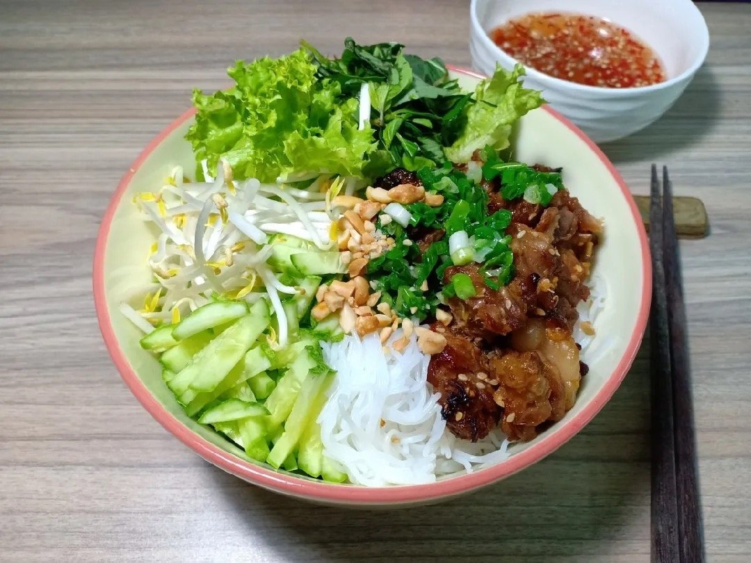 Grilled Meat on Noodles at Wrap N Roll Saskatoon — noodle bowl with grilled chicken, beef or pork